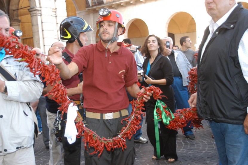3^ Festa della Cultura Calabrese: La treccia di peperoncini più lunga del mondo